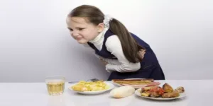 يعاني الأطفال من التسمم الغذائي أيضًا، وتتمثل أعراض التسمم الغذائي كالتالي:-