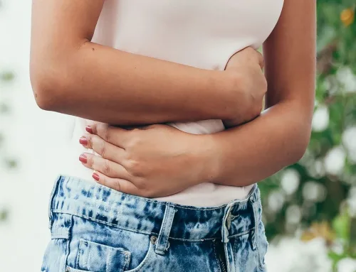 علاج اعلى البطن بسرعة: الأسباب الشائعة والحلول الفعالة